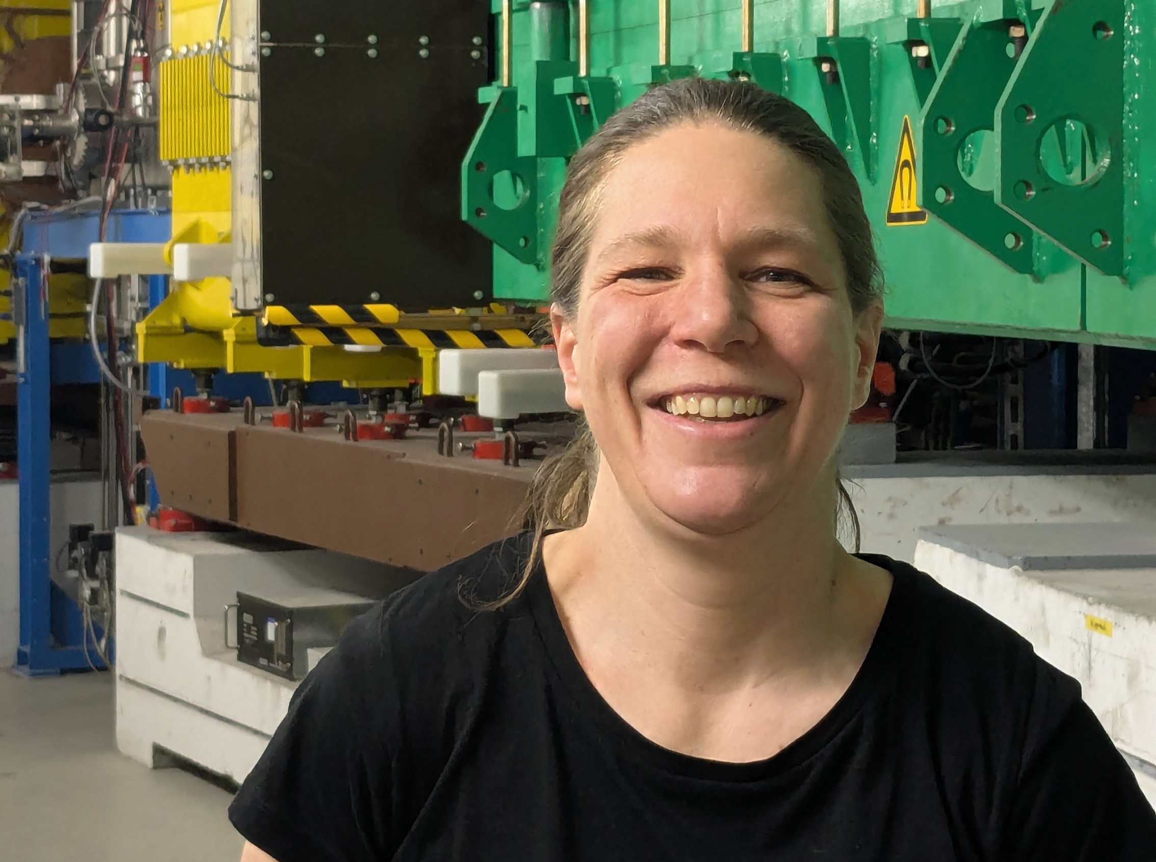 Professorin Kathrin Wimmer steht vor dem Fragmentseparator von GSI/FAIR.